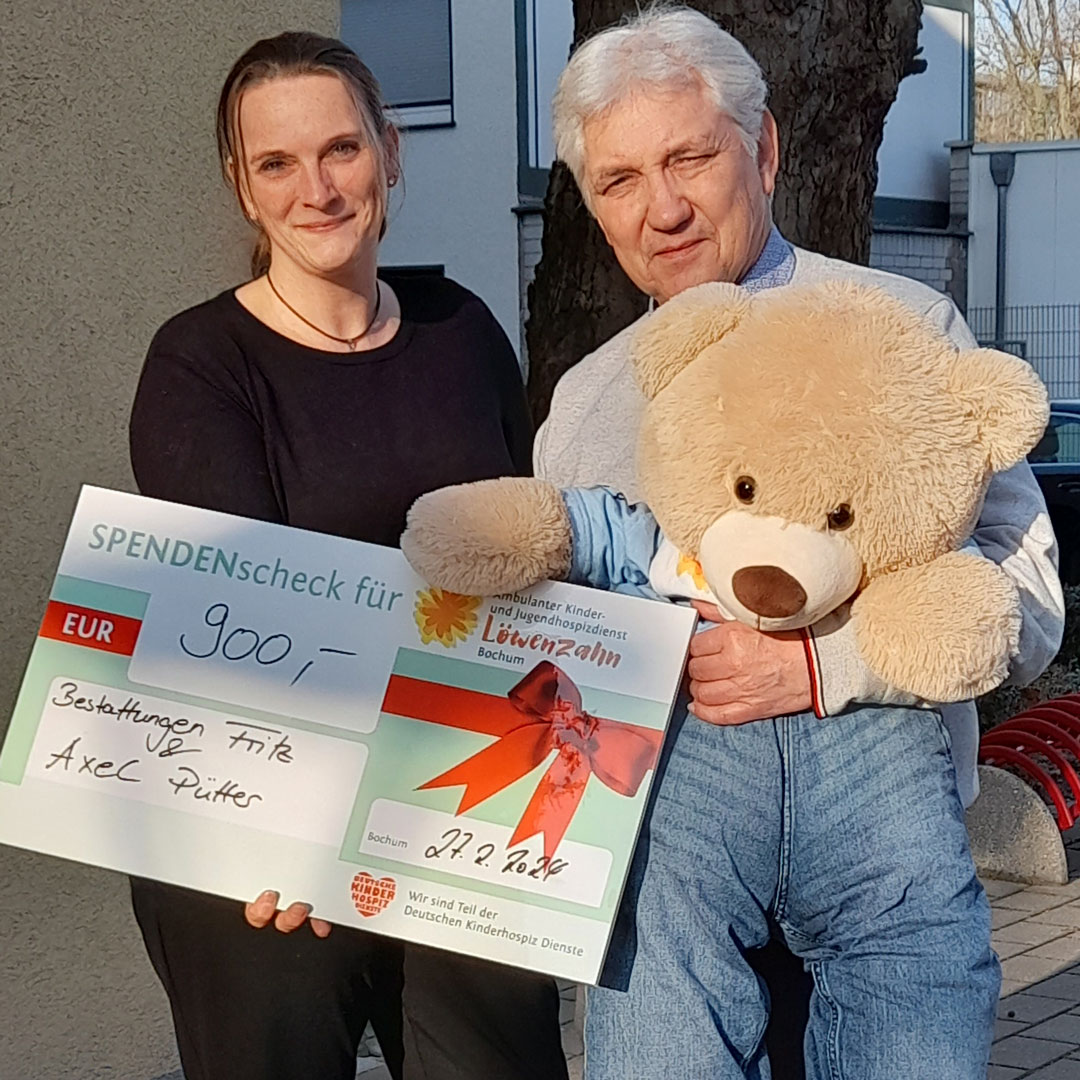 Axel Pütter und Nicole Voßeler von Bestattungen Fritz mit einem symbolischen Scheck für Hope