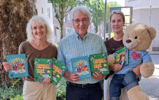 Axel Pütter überbringt Bücher für Teilhabebibliothek der Deutschen Kinderhospiz Dienste